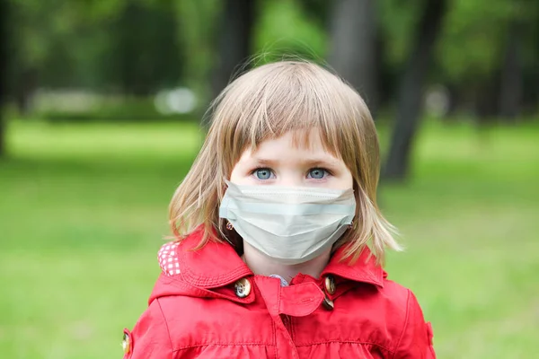 Niña Máscara Protectora Médica Aire Libre — Foto de Stock