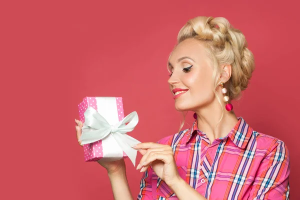 Een Lachende Pin Vrouw Met Een Cadeau Mooi Retro Meisje — Stockfoto