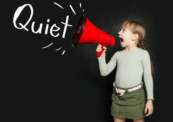 Słodkie Mała Dziewczyna Krzyczy Przez Megafon Być Cicho — Zdjęcie stockowe