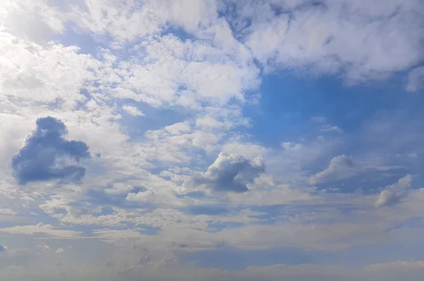 Gökyüzü Arkaplanı Beyaz Bulutlu Mavi Gökyüzü — Stok fotoğraf