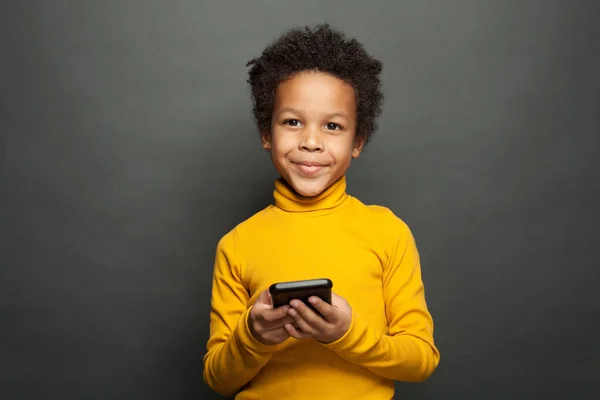 Niño Afroamericano Feliz Usando Smartphone —  Fotos de Stock