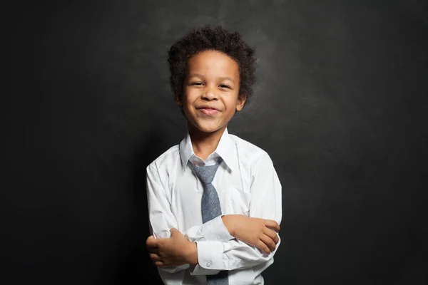 Счастливый Черный Ребенок Студент Скрещенными Руками Улыбается Черном Портрет — стоковое фото