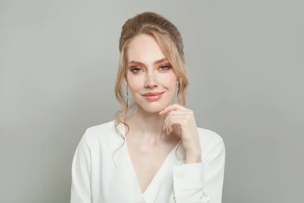 Mujer Sonriente Con Una Piel Sana Clara Tratamiento Facial Concepto —  Fotos de Stock