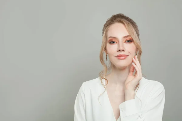 Aantrekkelijke Jonge Vrouw Met Gezonde Heldere Huid Gezichtsbehandeling Huidverzorging — Stockfoto