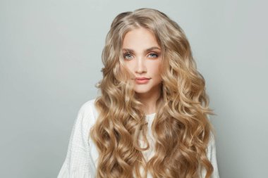 Sarı saçlı genç bir kadın.