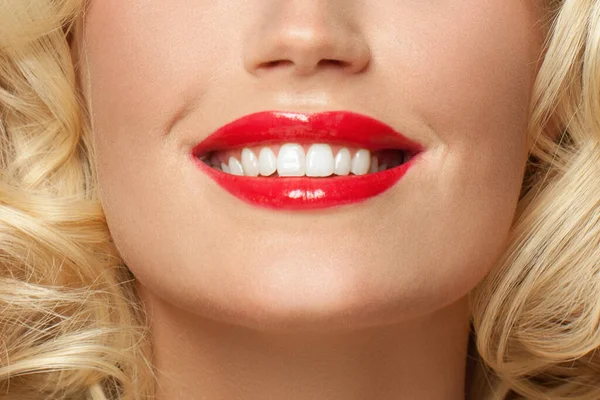 Close Vrouwelijke Glimlach Met Witte Tanden Rode Lippenstift Make — Stockfoto