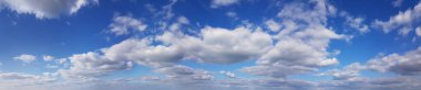 Mavi gökyüzü panoramik arkaplan bulutları. Beyaz bulutlu güzel gökyüzü