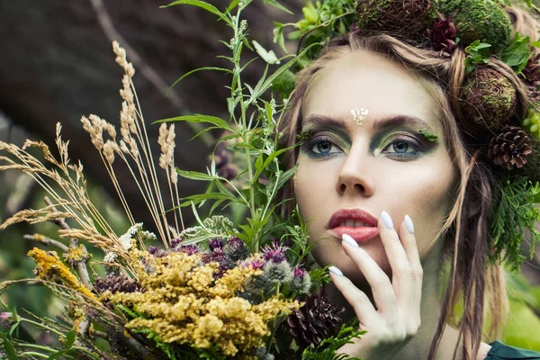 Mulher Ninfa Com Flores Silvestres Livre Close Retrato — Fotografia de Stock