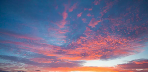 Cielo Atardecer Rojo Azul Con Nubes Sol — Foto de Stock