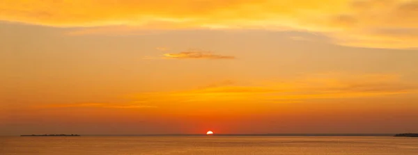 Napnyugta Piros Óceán Gyönyörű Narancs Táj Panoráma Városkép Háttér — Stock Fotó