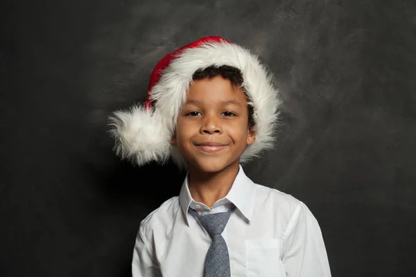 Happy African American Παιδί Αγόρι Σάντα Καπέλο Μαύρο Φόντο — Φωτογραφία Αρχείου