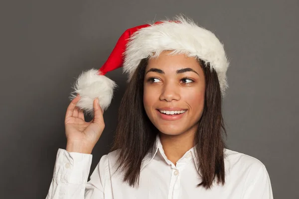 Siyah Kadın Noel Baba Gri Arka Planda Gülümsüyor — Stok fotoğraf