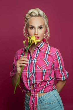 Pin-up kadın moda güzellik portresi