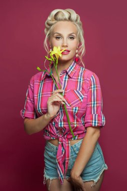 Çiçekleri olan pimpirikli kadın, retro güzellik.