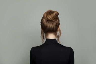 Gri arka plandaki güzel kadın, portre.