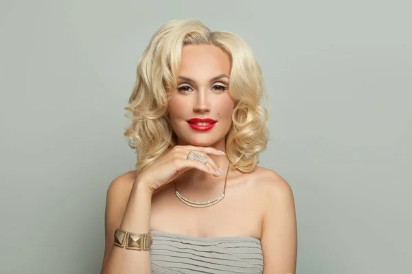 Femme Blonde Élégante Bijoux Avec Collier Diamants Bague Bracelet Portrait — Photo