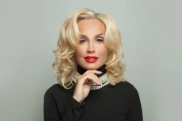 Modeporträt Der Perfekten Blonden Model Frau Auf Weiß — Stockfoto