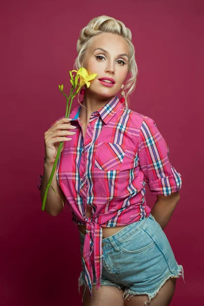 Pin Kvinna Med Gula Blommor Rosa — Stockfoto