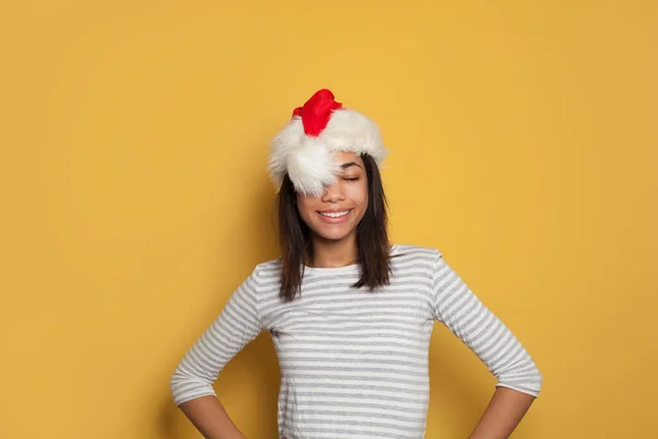 Mujer Negra Divertida Sombrero Santa Sobre Fondo Amarillo —  Fotos de Stock