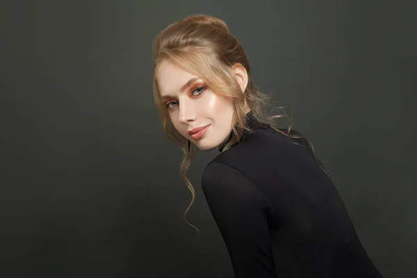 Aantrekkelijk Modemodel Zwarte Achtergrond Portret — Stockfoto