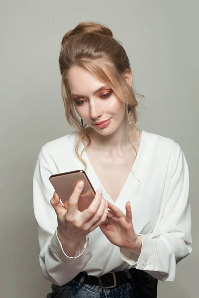 Nette Frauenzelle Hübsches Modell Mit Telefon — Stockfoto