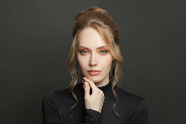 Siyah arka planda güzel bir kadın.