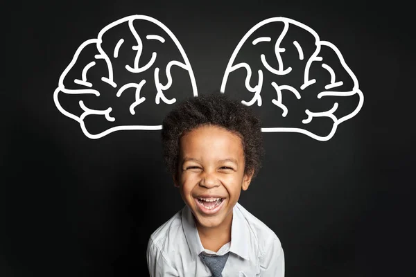 Чорний Хлопчик Великим Мозком Сміється Концепція Мозкового Штурму — стокове фото