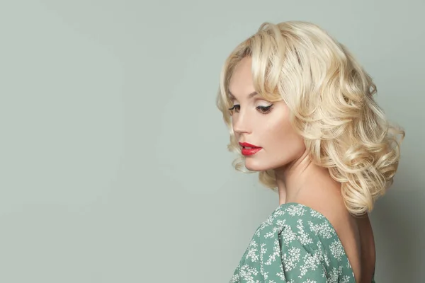 Jeune Femme Blonde Avec Coiffure Bouclée Mode Maquillage — Photo