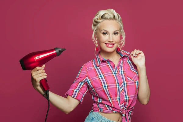 Retro Model Pin Vrouw Met Haardroger Levendige Roze Achtergrond — Stockfoto