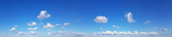 Nuvens Brancas Céu Azul Horizonte Panorama Fundo — Fotografia de Stock