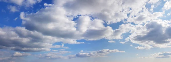 Πανόραμα Του Ουρανού Λευκά Σύννεφα Στον Γαλάζιο Ουρανό — Φωτογραφία Αρχείου