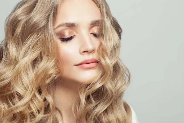 Retrato Mulher Bonito Com Longo Penteado Louro Encaracolado Saudável Branco — Fotografia de Stock