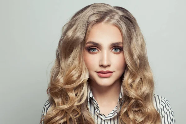 Perfekt Ung Kvinna Med Lång Lockigt Blond Frisyr Vitt — Stockfoto
