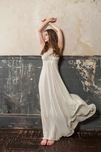 Hermosa Mujer Vistiendo Vestido Blanco Interior Vintage — Foto de Stock