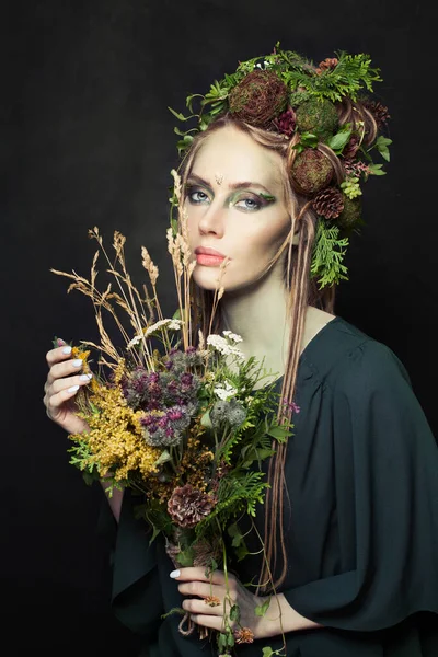 Mulher Personagem Halloween Com Maquiagem Criativa Flores Folhas Verdes Casca — Fotografia de Stock