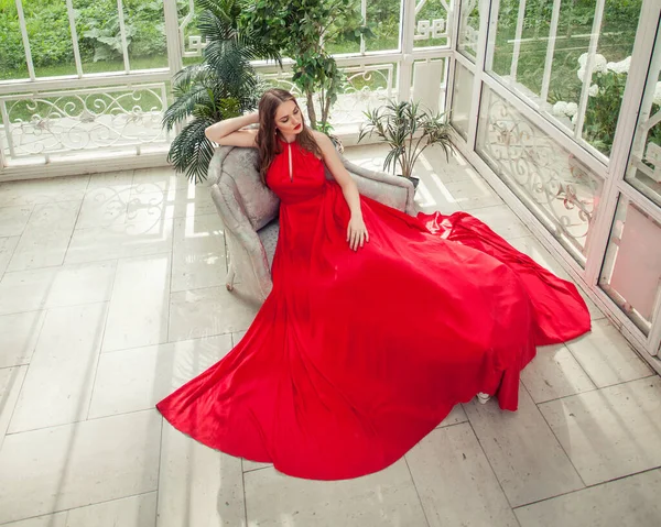 Hermosa Modelo Mujer Con Vestido Rojo Sedoso Posando Pabellón — Foto de Stock