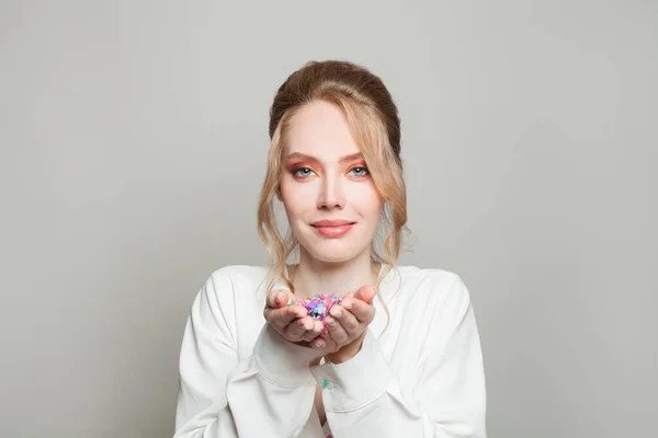 Ελκυστική Γυναίκα Κρατώντας Πολύχρωμα Κομφετί Στα Χέρια Της Λευκό Φόντο — Φωτογραφία Αρχείου