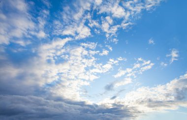 Gündüz gökyüzü arka planı bulutlar. Güzel mavi gökyüzü ve beyaz bulutlar
