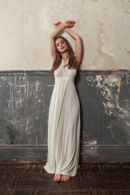 Beyaz elbiseli çekici genç bir kadın.