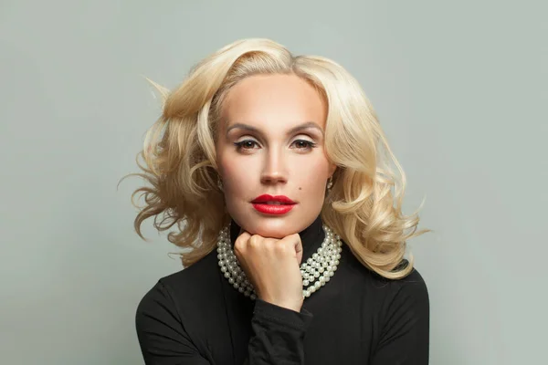 Femme Mature Élégante Avec Coiffure Bouclée Blonde Maquillage — Photo