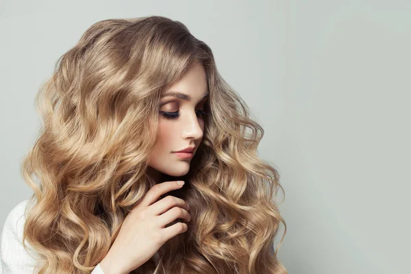 Modèle Cheveux Femme Avec Longue Coiffure Blonde Sur Fond Blanc — Photo