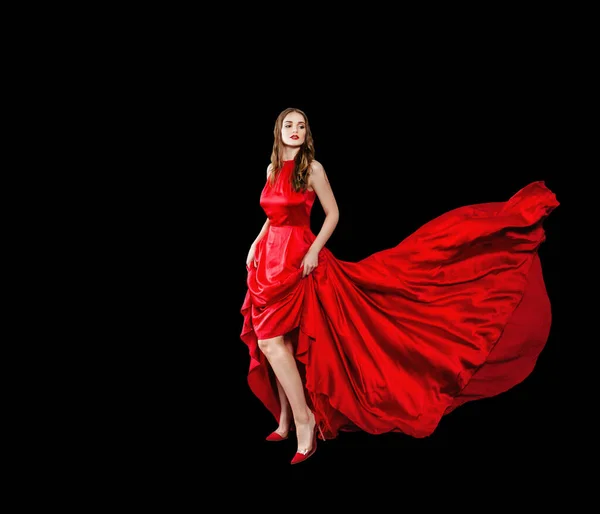 穿着红色丝质衣服的漂亮模特儿站在黑色的背景上 — 图库照片