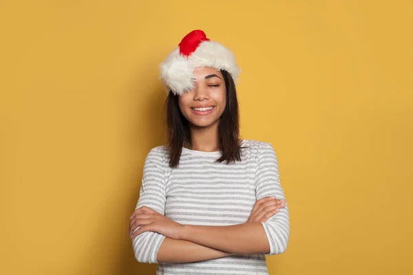 Noel Baba Şapkalı Mutlu Siyah Kadın Sarı Arka Planda Bir — Stok fotoğraf