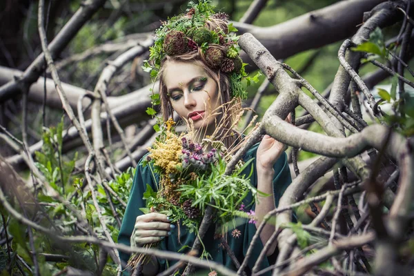 ハロウィンキャラクターや森の魂の女性屋外肖像画 — ストック写真
