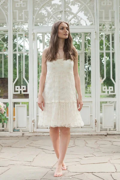 Ωραία Νεαρή Γυναίκα Που Φοράει Λευκό Φόρεμα Στέκεται Στην Αυλή — Φωτογραφία Αρχείου