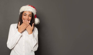 Gülen kadın Noel Baba gri arka planda