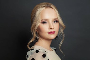 Sarışın ve makyajlı güzel bir kadın.