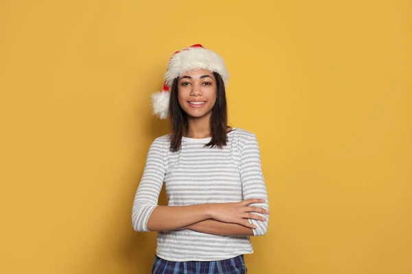 Mulher Afro Americana Atraente Chapéu Papai Noel Fundo Amarelo — Fotografia de Stock