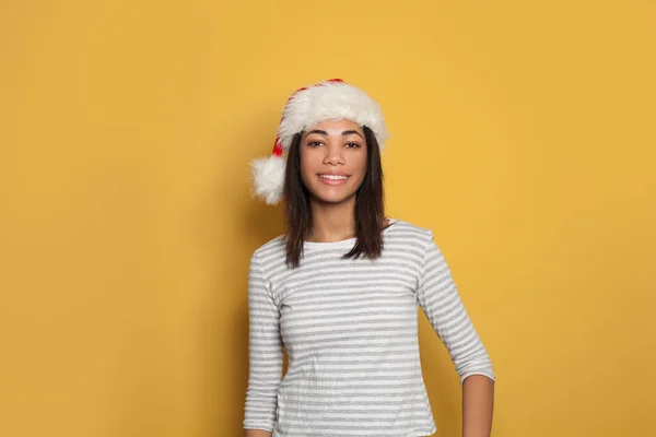 Mulher Negra Feliz Chapéu Santa Sorrindo Fundo Amarelo — Fotografia de Stock