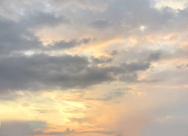 雲と夕日の空 美しいパステルカラーの風景スカイライン — ストック写真